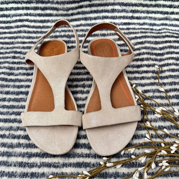 Gentle Souls by Kenneth Cole
Women's Lark Slim T-Strap Sandals sz‎ 7.5 Metallic - Picture 1 of 7